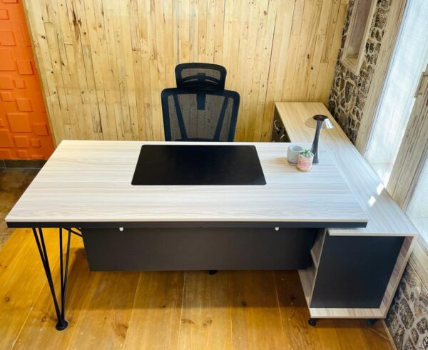 Customizable Executive office table - Chair